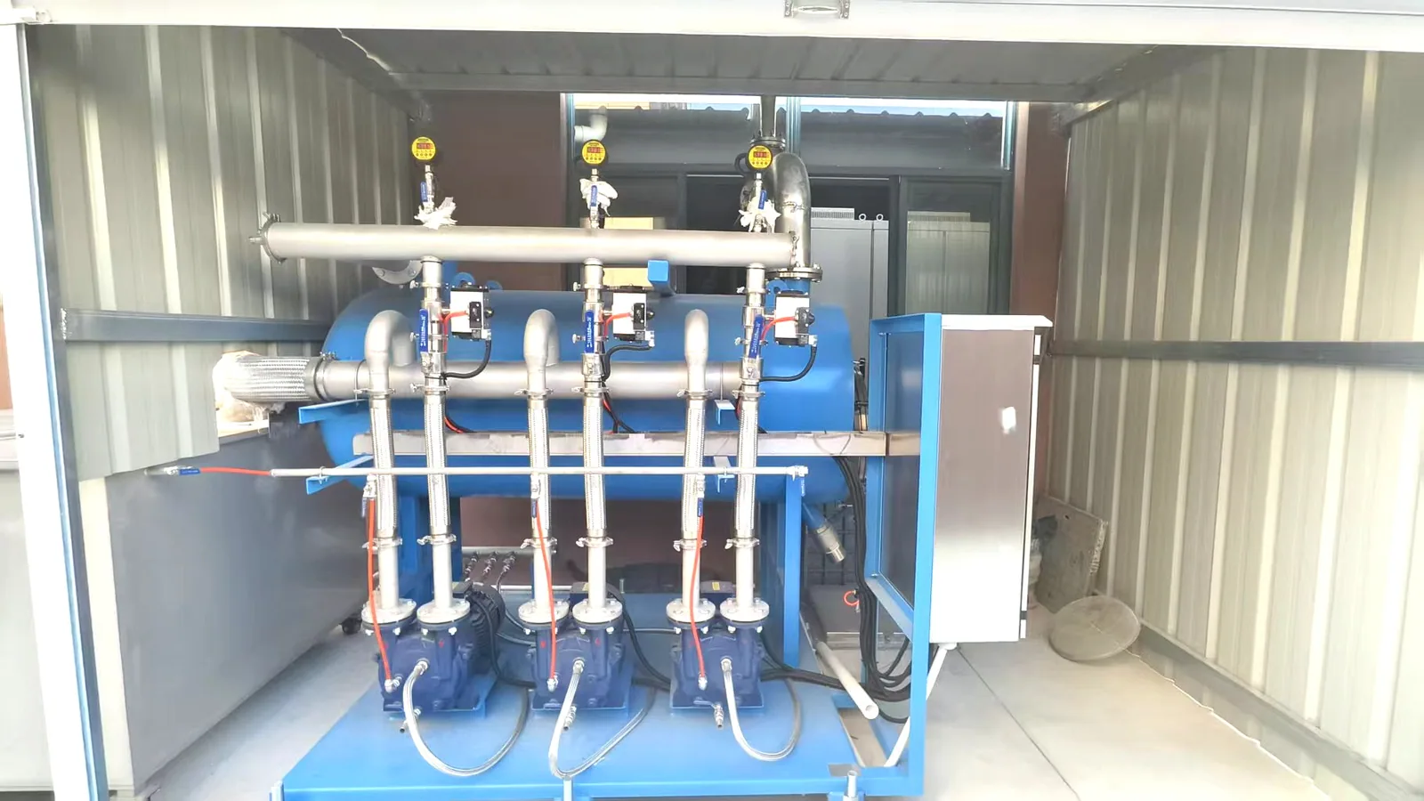 Central vacuum system for equipment