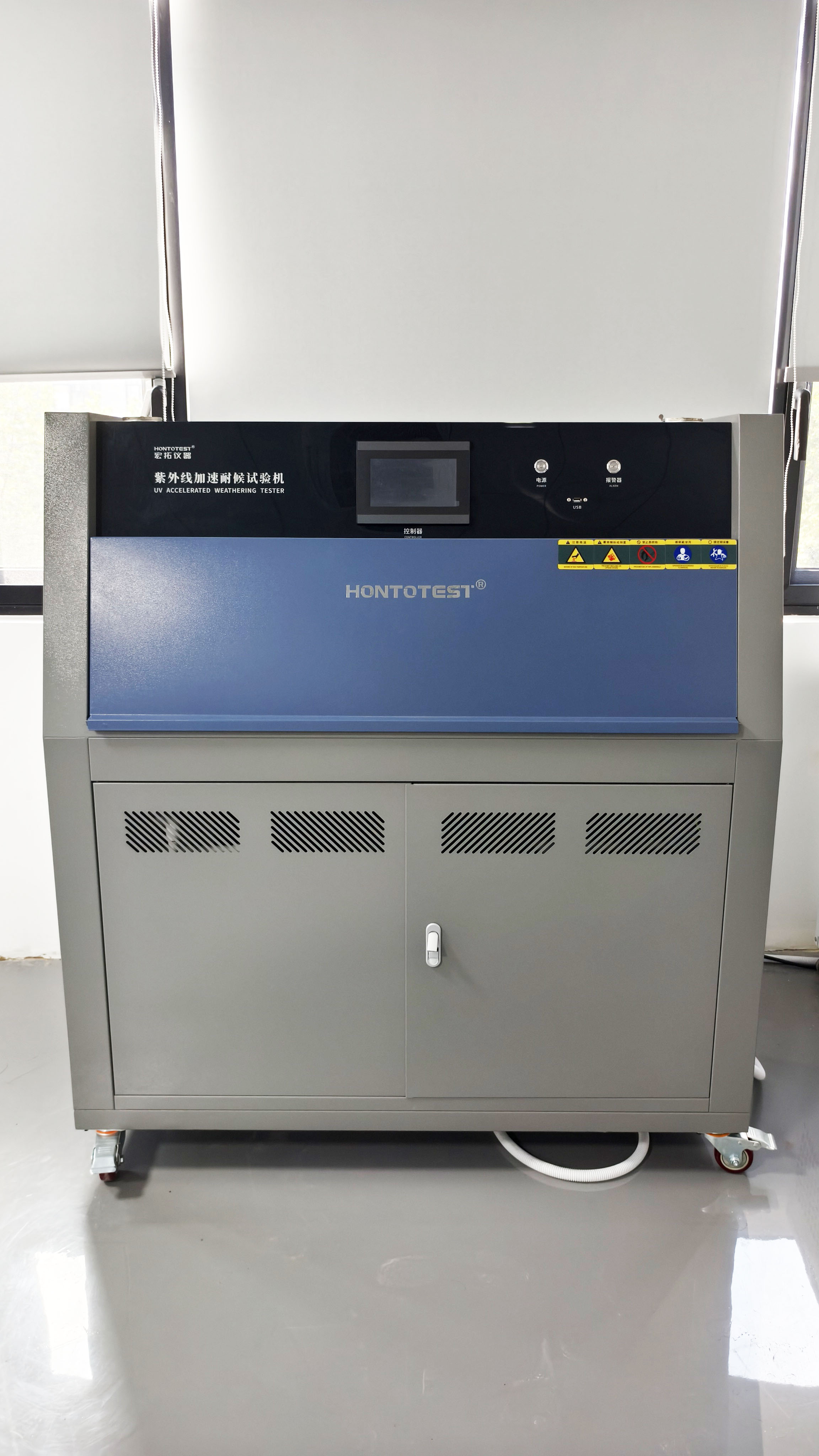 UV accelerated weathering chamber