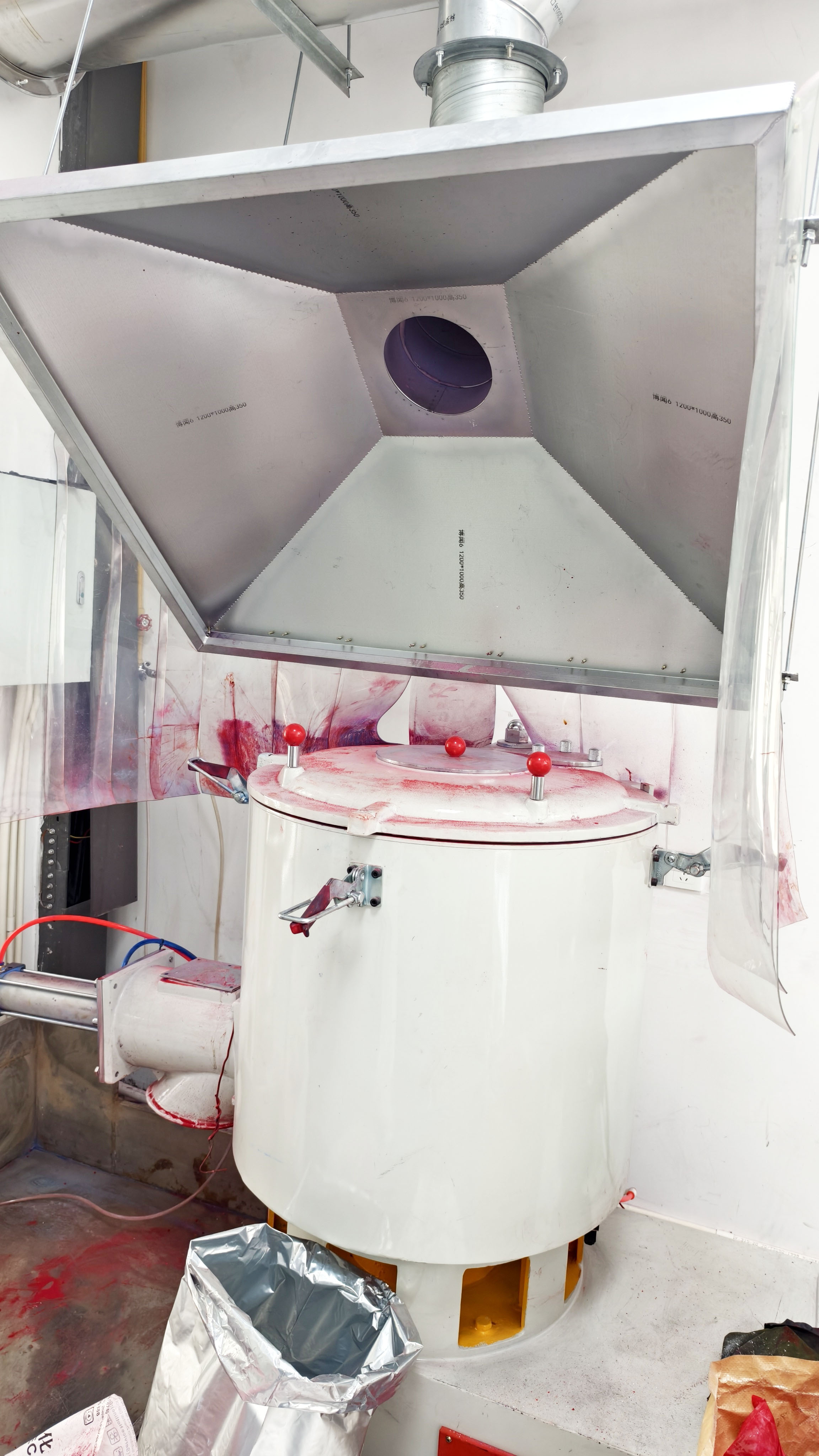 High-speed mixer cylinder and dust hood