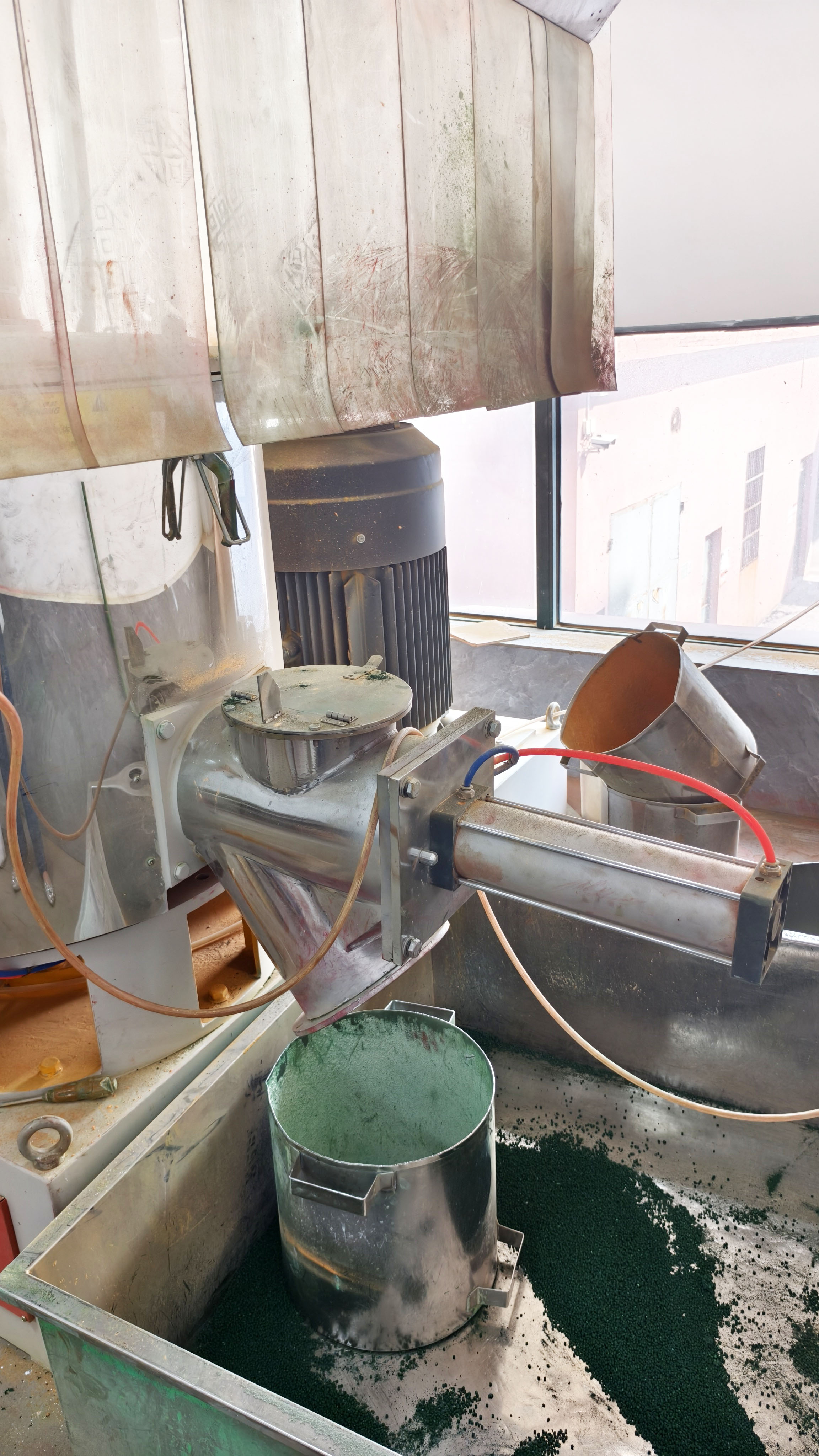 High-speed mixer pneumatic discharge port