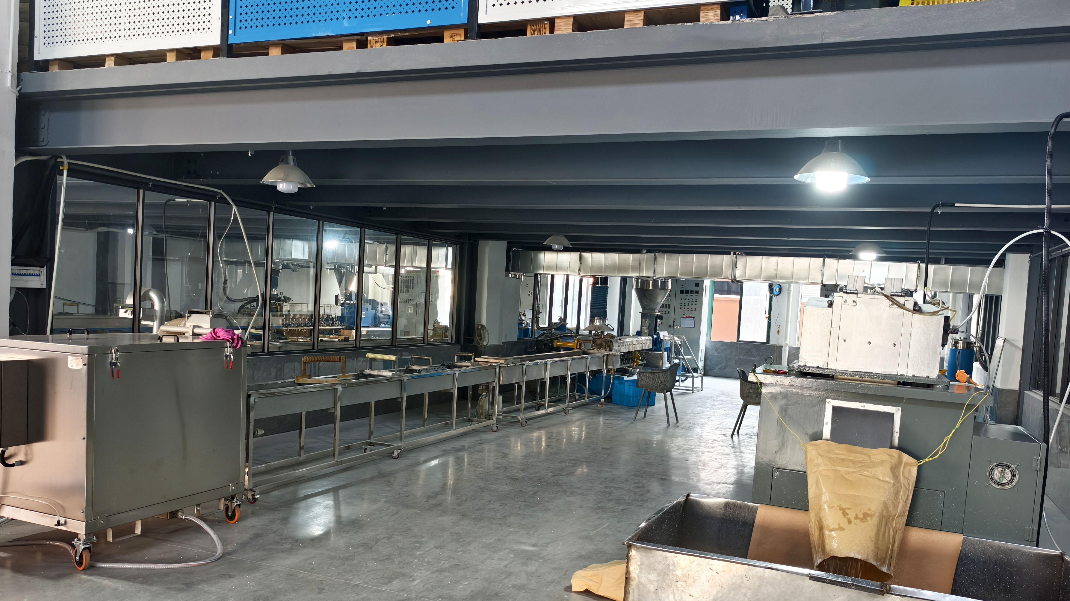 Extrusion pelletizing line: cooling water bath, pelletizer and collection